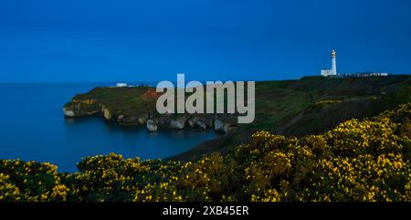 Blick auf Flamborough Head in der Nähe von Bridlington mit Leuchtturm, East Yorkshire, Großbritannien Stockfoto