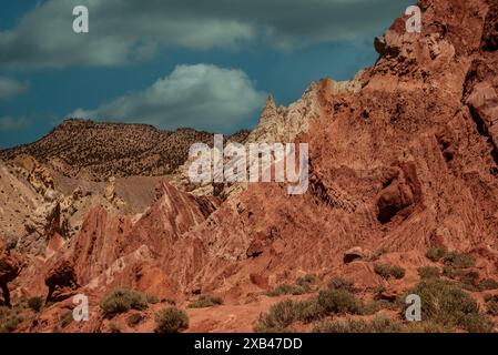 Eisfarbene Felsen entlang einer 27 km langen Feldstraße, die durch das Grand Staircase Escalante National Monument in Kanab, Utah führt Stockfoto