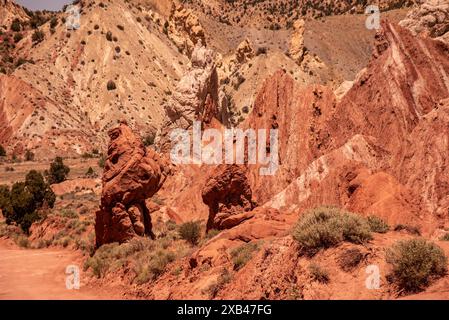 Eisfarbene Felsen entlang einer 27 km langen Feldstraße, die durch das Grand Staircase Escalante National Monument in Kanab, Utah führt Stockfoto