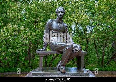 TARKHANY, RUSSLAND - 01. MAI 2024: Denkmal für M.Yu. Lermontow vor dem Hintergrund blühender Flieder, Tarkhany, Region Penza, Russland Stockfoto