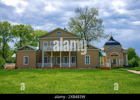 TARKHANY, RUSSLAND - 01. MAI 2024: Das Herrenhaus im Lermontowo Museum-Reserve. Tarkhany, Region Penza, Russland Stockfoto