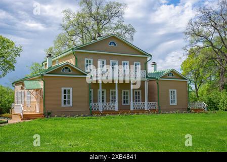 TARKHANY, RUSSLAND - 01. MAI 2024: Das alte Herrenhaus im Tarkhany Museum-Reserve, Region Penza, Russland Stockfoto