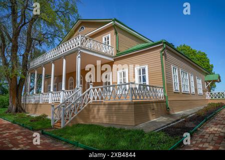 TARKHANY, RUSSLAND - 01. MAI 2024: Das Herrenhaus von M.Y. Lermontow aus der Nähe. Tarkhany, Region Penza, Russland Stockfoto