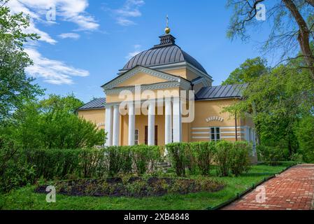 TARKHANY, RUSSLAND - 01. MAI 2024: Haus der Kirche Maria von Ägypten im Tarkhany-Anwesen, Region Penza, Russland Stockfoto