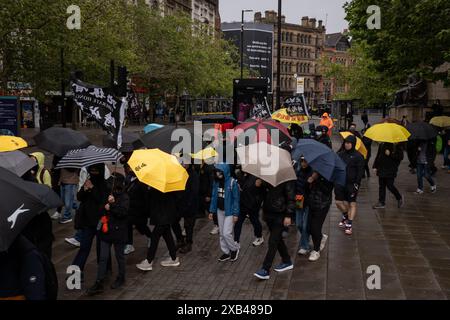 Dutzende Demonstranten, die Flaggen mit der Aufschrift "Befreiung Hongkongs, Revolution unserer Zeit" trugen, und gelbe Regenschirme, die damals von der Bewegung wild benutzt wurden, wurden in Manchester beim Marsch gesehen. Die Bevölkerung Hongkongs hielt vor fünf Jahren einen Protestmarsch im Stadtzentrum von Manchester ab, um der Demokratiebewegung in Hongkong zu gedenken, eine der größten Demonstrationen in der Geschichte Hongkongs. was später dazu führte, dass sich die Polizei verkrampft und viele Festnahmen verhaftet wurden, was dazu führte, dass Zehntausende von Bürgern die Stadt verließen und nach Großbritannien, Taiwan und mehr zogen. Stockfoto