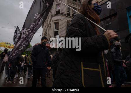 Dutzende von Menschen wurden mit Flaggen gesehen, auf denen stand: "Befreien Sie Hongkong, Revolution unserer Zeit", die damals von der Bewegung wild benutzt wurden, als sie in Manchester marschierte. Die Bevölkerung Hongkongs hielt vor fünf Jahren einen Protestmarsch im Stadtzentrum von Manchester ab, um der Demokratiebewegung in Hongkong zu gedenken, eine der größten Demonstrationen in der Geschichte Hongkongs. was später dazu führte, dass sich die Polizei verkrampft und viele Festnahmen verhaftet wurden, was dazu führte, dass Zehntausende von Bürgern die Stadt verließen und nach Großbritannien, Taiwan und mehr zogen. Stockfoto