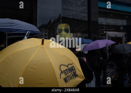 Manchester, Großbritannien. Juni 2024. Ein gelber Regenschirm mit dem Druck „Stand with HK“, der damals von der Bewegung wild verwendet wurde, wurde in Manchester gesehen. Die Bevölkerung Hongkongs hielt vor fünf Jahren einen Protestmarsch im Stadtzentrum von Manchester ab, um der Demokratiebewegung in Hongkong zu gedenken, eine der größten Demonstrationen in der Geschichte Hongkongs. was später dazu führte, dass sich die Polizei verkrampft und viele Festnahmen verhaftet wurden, was dazu führte, dass Zehntausende von Bürgern die Stadt verließen und nach Großbritannien, Taiwan und mehr zogen. Quelle: SOPA Images Limited/Alamy Live News Stockfoto