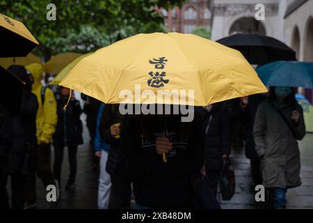 Manchester, Großbritannien. Juni 2024. Ein Demonstrant trug einen gelben Regenschirm mit der Aufschrift „Hong Kong“, der damals von der Bewegung in Manchester wild verwendet wurde. Die Bevölkerung Hongkongs hielt vor fünf Jahren einen Protestmarsch im Stadtzentrum von Manchester ab, um der Demokratiebewegung in Hongkong zu gedenken, eine der größten Demonstrationen in der Geschichte Hongkongs. was später dazu führte, dass sich die Polizei verkrampft und viele Festnahmen verhaftet wurden, was dazu führte, dass Zehntausende von Bürgern die Stadt verließen und nach Großbritannien, Taiwan und mehr zogen. Quelle: SOPA Images Limited/Alamy Live News Stockfoto