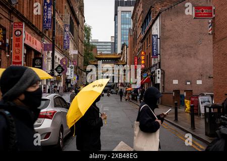 Manchester, Großbritannien. Juni 2024. Dutzende Demonstranten, die gelbe Regenschirme trugen, die damals von der Bewegung wild benutzt wurden, wurden gesehen, wie sie an China Town in Manchester vorbeigingen. Die Bevölkerung Hongkongs hielt vor fünf Jahren einen Protestmarsch im Stadtzentrum von Manchester ab, um der Demokratiebewegung in Hongkong zu gedenken, eine der größten Demonstrationen in der Geschichte Hongkongs. was später dazu führte, dass sich die Polizei verkrampft und viele Festnahmen verhaftet wurden, was dazu führte, dass Zehntausende von Bürgern die Stadt verließen und nach Großbritannien, Taiwan und mehr zogen. Quelle: SOPA Images Limited/Alamy Live News Stockfoto