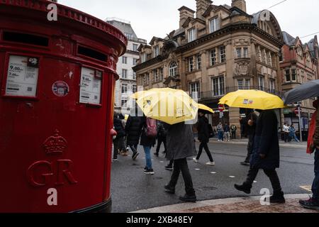 Manchester, Großbritannien. Juni 2024. Demonstranten wurden gesehen, wie sie gelbe Regenschirme trugen, die die Bewegung damals symbolisierten, und gingen an einem Postfach in Manchester vorbei. Die Bevölkerung Hongkongs hielt vor fünf Jahren einen Protestmarsch im Stadtzentrum von Manchester ab, um der Demokratiebewegung in Hongkong zu gedenken, eine der größten Demonstrationen in der Geschichte Hongkongs. was später dazu führte, dass sich die Polizei verkrampft und viele Festnahmen verhaftet wurden, was dazu führte, dass Zehntausende von Bürgern die Stadt verließen und nach Großbritannien, Taiwan und mehr zogen. Quelle: SOPA Images Limited/Alamy Live News Stockfoto