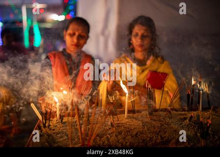 Gläubige zündeten im Sri Sri Baradeswari Kalimata Tempel in Basabo in Dhaka Kerzen an, um Diwali zu feiern. Bangladesch. Stockfoto