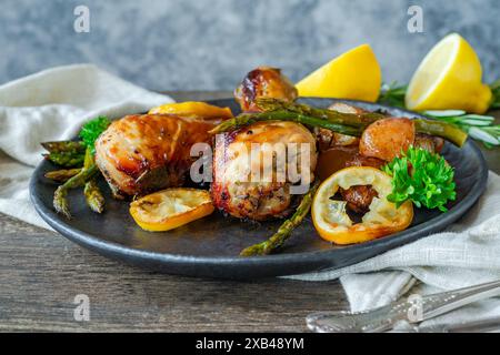 Hühnerstäbchen mit Zitronen, gebackenen Kartoffeln und Spargel Stockfoto