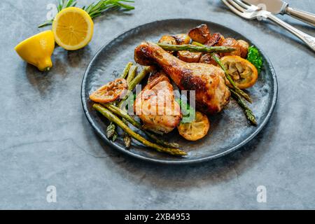 Hühnerstäbchen mit Zitronen, gebackenen Kartoffeln und Spargel Stockfoto