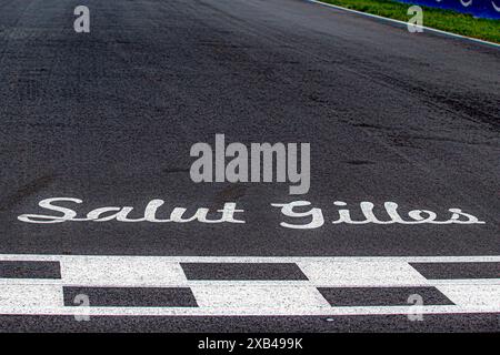 „Salut Gilles“ Tribut an Gilles Villeneuve (CAN), ehemaliger F1-Fahrer, der vom 6. Bis 9. Juni in der Formel 1 AWS Grand Prix du Canada 2024 in Montreal, Québec, Kanada, vom Start-/Zielreisezeit in der Formel 1, Runde 9 von 24 von 2024, F1-Weltmeisterschaft Stockfoto