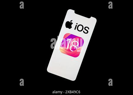 In dieser Abbildung wird das Apple iOS 18-Logo auf einem Apple iPhone angezeigt. Die Beta-Veröffentlichung wird bei WWDC erwartet. (Foto von Filip Radwanski / SOPA Images/SIPA USA) *** ausschließlich für redaktionelle Nachrichtenzwecke *** Stockfoto