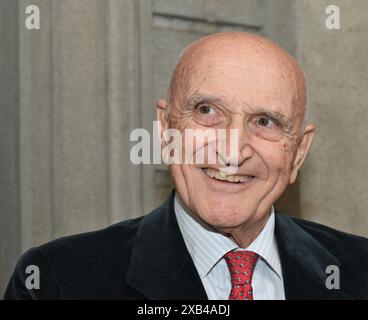 Nicht Er, Italien. Juni 2024. Luino, Italien Salvatore Accardo spricht und erhält den Chiara 2024 Award beim Il Festival del Racconto mit einem Interview von Nicola Siani auf dem Foto: Salvatore Accardo Credit: Independent Photo Agency/Alamy Live News Stockfoto