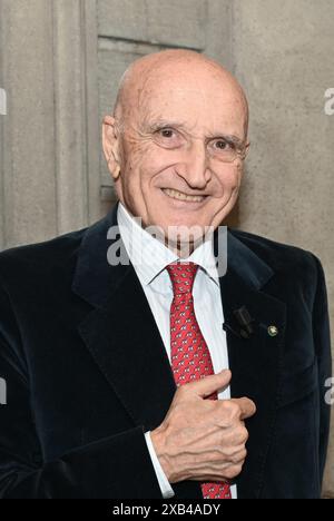Nicht Er, Italien. Juni 2024. Luino, Italien Salvatore Accardo spricht und erhält den Chiara 2024 Award beim Il Festival del Racconto mit einem Interview von Nicola Siani auf dem Foto: Salvatore Accardo Credit: Independent Photo Agency/Alamy Live News Stockfoto