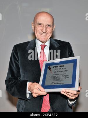 Nicht Er, Italien. Juni 2024. Luino, Italien Salvatore Accardo spricht und erhält den Chiara Award 2024 beim Il Festival del Racconto mit einem Interview von Nicola Siani im Foto: Salvatore Accardo mit dem Chiara Award 2024 Credit: Independent Photo Agency/Alamy Live News Stockfoto