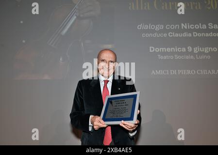 Nicht Er, Italien. Juni 2024. Luino, Italien Salvatore Accardo spricht und erhält den Chiara Award 2024 beim Il Festival del Racconto mit einem Interview von Nicola Siani im Foto: Salvatore Accardo mit dem Chiara Award 2024 Credit: Independent Photo Agency/Alamy Live News Stockfoto