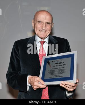Nicht Er, Italien. Juni 2024. Luino, Italien Salvatore Accardo spricht und erhält den Chiara Award 2024 beim Il Festival del Racconto mit einem Interview von Nicola Siani im Foto: Salvatore Accardo mit dem Chiara Award 2024 Credit: Independent Photo Agency/Alamy Live News Stockfoto