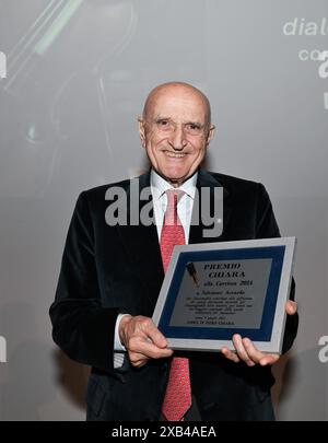 Nicht Er, Italien. Juni 2024. Luino, Italien Salvatore Accardo spricht und erhält den Chiara Award 2024 beim Il Festival del Racconto mit einem Interview von Nicola Siani im Foto: Salvatore Accardo mit dem Chiara Award 2024 Credit: Independent Photo Agency/Alamy Live News Stockfoto