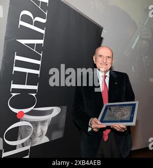 Nicht Er, Italien. Juni 2024. Luino, Italien Salvatore Accardo spricht und erhält den Chiara Award 2024 beim Il Festival del Racconto mit einem Interview von Nicola Siani im Foto: Salvatore Accardo mit dem Chiara Award 2024 Credit: Independent Photo Agency/Alamy Live News Stockfoto