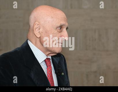 Nicht Er, Italien. Juni 2024. Luino, Italien Salvatore Accardo spricht und erhält den Chiara 2024 Award beim Il Festival del Racconto mit einem Interview von Nicola Siani auf dem Foto: Salvatore Accardo Credit: Independent Photo Agency/Alamy Live News Stockfoto