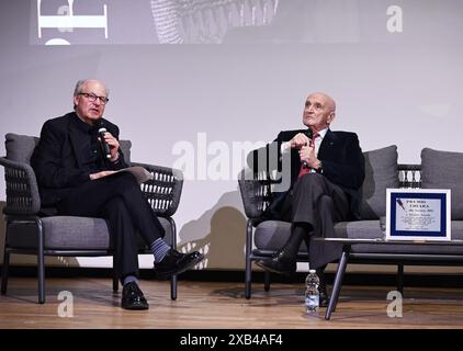 Nicht Er, Italien. Juni 2024. Luino, Italien Salvatore Accardo spricht und erhält den Chiara-Preis 2024 beim Il Festival del Racconto mit einem Interview von Nicola Siani im Foto: Salvatore Accardo während seines Interviews mit Nicola Siani Credit: Independent Photo Agency/Alamy Live News Stockfoto