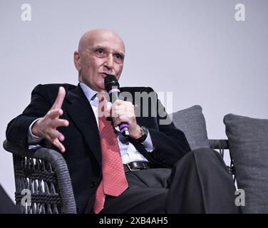 Nicht Er, Italien. Juni 2024. Luino, Italien Salvatore Accardo spricht und erhält den Chiara-Preis 2024 beim Il Festival del Racconto mit einem Interview von Nicola Siani im Foto: Salvatore Accardo während seines Interviews mit Nicola Siani Credit: Independent Photo Agency/Alamy Live News Stockfoto