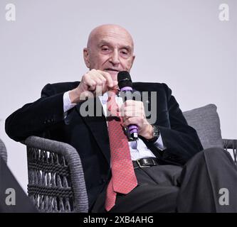 Nicht Er, Italien. Juni 2024. Luino, Italien Salvatore Accardo spricht und erhält den Chiara-Preis 2024 beim Il Festival del Racconto mit einem Interview von Nicola Siani im Foto: Salvatore Accardo während seines Interviews mit Nicola Siani Credit: Independent Photo Agency/Alamy Live News Stockfoto