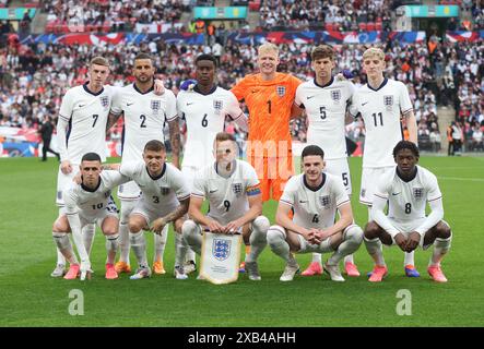 England Team Shoot vor dem Anstoß Back Row:- L-R Cole Palmer, Kyle Walker, Marc Guehi, Aaron Ramsdale, John Stones und Anthony Gordon, vordere Reihe:- L- Stockfoto