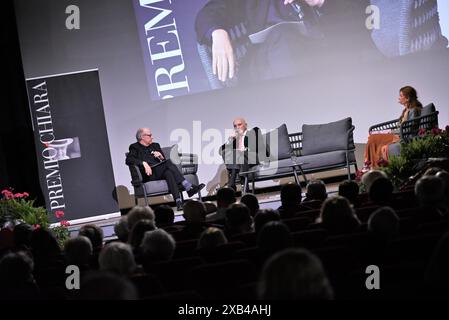 Nicht Er, Italien. Juni 2024. Luino, Italien Salvatore Accardo spricht und erhält den Chiara-Preis 2024 beim Il Festival del Racconto mit einem Interview von Nicola Siani im Foto: Salvatore Accardo während seines Interviews mit Nicola Siani Credit: Independent Photo Agency/Alamy Live News Stockfoto