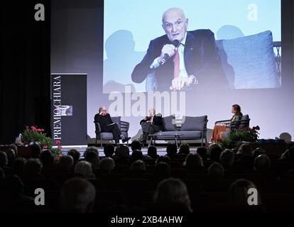 Nicht Er, Italien. Juni 2024. Luino, Italien Salvatore Accardo spricht und erhält den Chiara-Preis 2024 beim Il Festival del Racconto mit einem Interview von Nicola Siani im Foto: Salvatore Accardo während seines Interviews mit Nicola Siani Credit: Independent Photo Agency/Alamy Live News Stockfoto