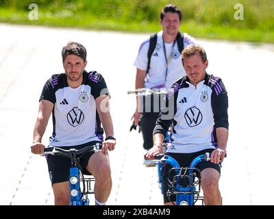 Benjamin Glueck (Deutschland, Assistenztrainer) und Julian Nagelsmann Deutschland , Trainer) auf dem Fahrrad, GER, DFB, Oeffentliches Training, Fussball Herren Nationalmannschaft Deutschland, UEFA Fussball Europameisterschaft 2024, Herzogenaurach 10.06.2024. Foto: Eibner-Pressefoto/Florian Wiegand Stockfoto