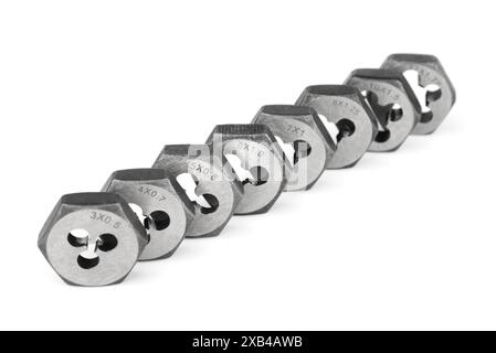 Reihe von Schneidwerkzeugen verschiedener Größen isoliert auf weiß Stockfoto