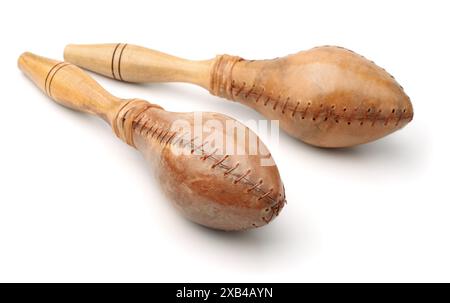 Paar Maracas aus Leder und Holz isoliert auf weiß Stockfoto