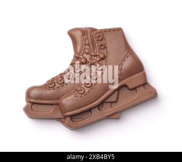 Blick von oben auf Schokoladen-Schlittschuhe isoliert auf weiß Stockfoto