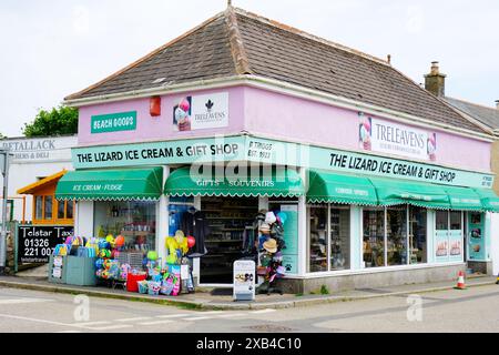 Ice Cream and Gift Shop on the Village Green, the Eidechse, Cornwall, UK - John Gollop Stockfoto