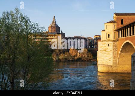 Schöne Aussicht auf Ponte Coperto (überdachte Brücke) und Duomo di Pavia (Pavia Kathedrale) in Pavia an sonnigen Tagen, Lombardei, italien. Stockfoto