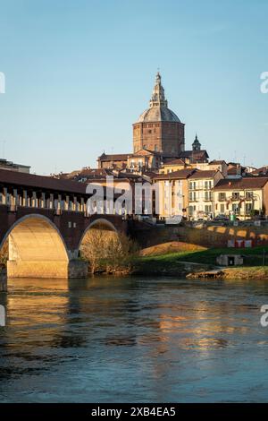 Schöne Aussicht auf Ponte Coperto (überdachte Brücke) und Duomo di Pavia (Pavia Kathedrale) in Pavia an sonnigen Tagen, Lombardei, italien. Stockfoto