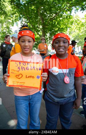 Das jährliche „Wear Orange Day“ Moms Demand Action, um die Waffengewalt zu beenden und über die Brooklyn Bridge von Manhattan nach Brooklyn zu marschieren. Ähnliche marken Stockfoto