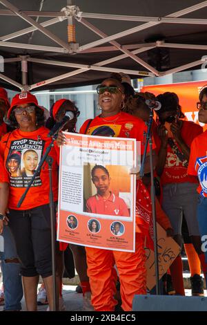 Frauen und Mütter, die ihre Lieben verloren haben, um gemeinsam Gewalt auf dem Foley Square zu schießen, veranstaltet von NYC Moms Demand Action. Jährlicher „Wear Orange Day“ Bedarf Der Mütter Stockfoto