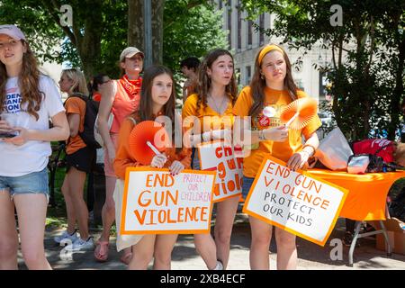 Das jährliche „Wear Orange Day“ Moms Demand Action, um die Waffengewalt zu beenden und über die Brooklyn Bridge von Manhattan nach Brooklyn zu marschieren. Ähnliche marken Stockfoto