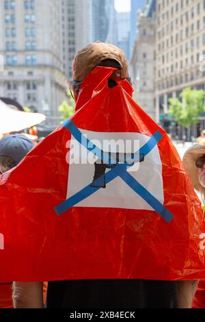 Das jährliche „Wear Orange Day“ Moms Demand Action, um die Waffengewalt zu beenden und über die Brooklyn Bridge von Manhattan nach Brooklyn zu marschieren. Ähnliche marken Stockfoto