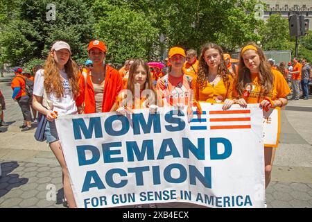 Das jährliche „Wear Orange Day“ Moms Demand Action, um die Waffengewalt zu beenden und über die Brooklyn Bridge von Manhattan nach Brooklyn zu marschieren. Ähnliche marken Stockfoto