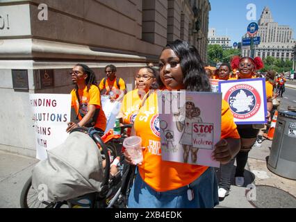 Das jährliche „Wear Orange Day“ Moms Demand Action, um die Waffengewalt zu beenden und über die Brooklyn Bridge von Manhattan nach Brooklyn zu marschieren. Ähnliche marken Stockfoto