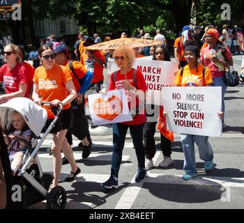 Das jährliche „Wear Orange Day“ Moms Demand Action, um die Waffengewalt zu beenden und über die Brooklyn Bridge von Manhattan nach Brooklyn zu marschieren. Ähnliche marken Stockfoto