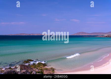 Die Wellen brechen am Seilebost Beach an der Westküste der Isle of Harris auf. Stockfoto