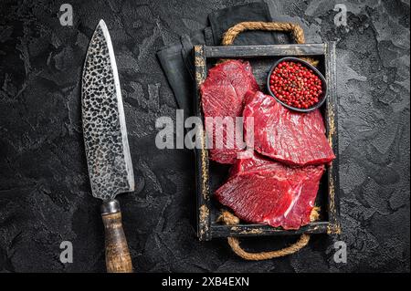 Rohes Fleisch, liebes Fleisch, Wildfleisch. Schwarzer Hintergrund. Draufsicht. Stockfoto