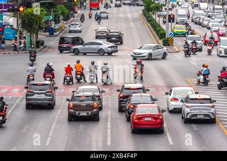 Bangkok, Thailand - 28. März 2024: Straßenverkehr an der Kreuzung von Rama IV Road und Ratchadaphisek Road. Stockfoto
